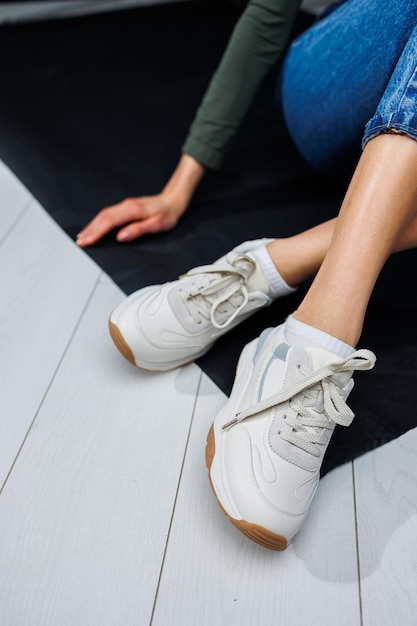 Sapatos esportivos para mulheres pernas femininas finas em jeans e tênis casuais elegantes brancos sapatos de verão confortáveis para mulheres moda feminina casual