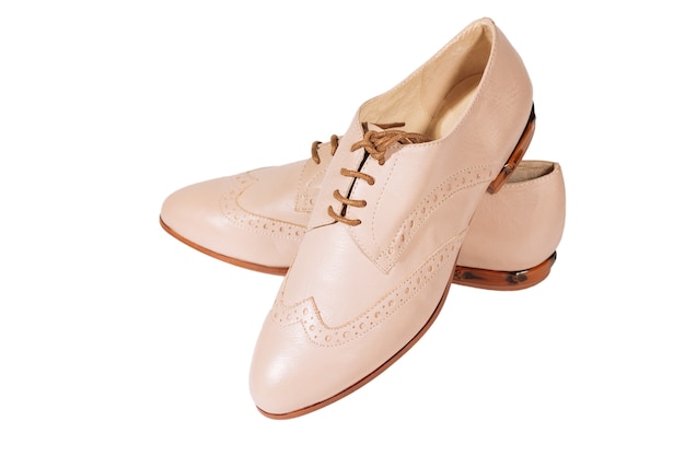 Sapatos femininos de couro bege com salto baixo isolados no fundo branco Vista lateral