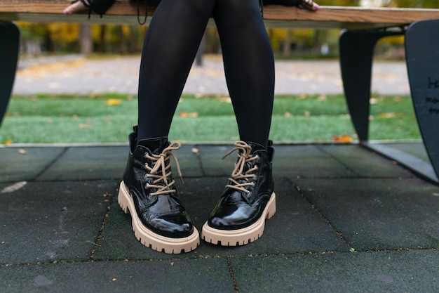 sapatos femininos elegantes ficam na rua em uma placa. moda e caminhada conformada