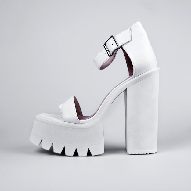 Foto sapatos femininos em branco