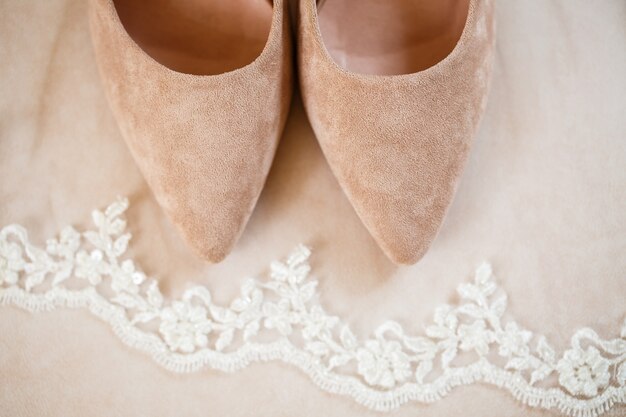 Foto sapatos femininos no dia do casamento para a noiva