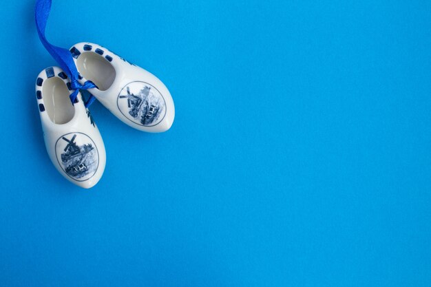 Foto sapatos holandeses de lembrança azul