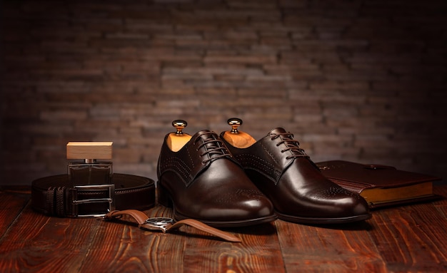 Sapatos masculinos clássicos de couro marrom