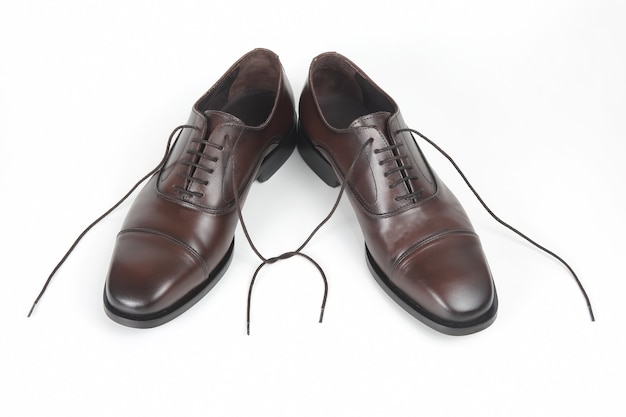 Sapatos masculinos clássicos marrons em branco