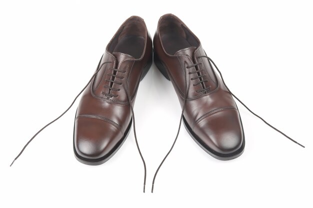 Sapatos masculinos clássicos marrons na mesa branca