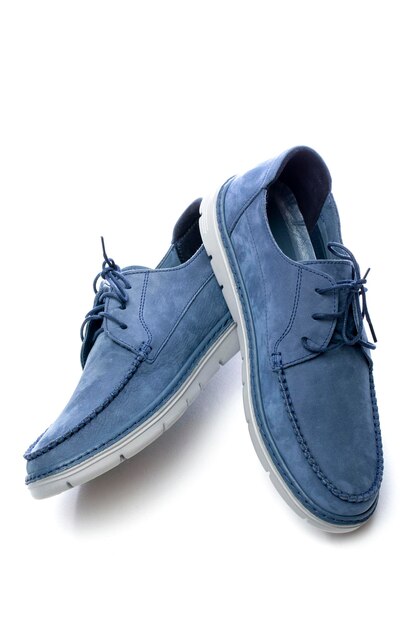 Sapatos masculinos de couro azul em um fundo branco