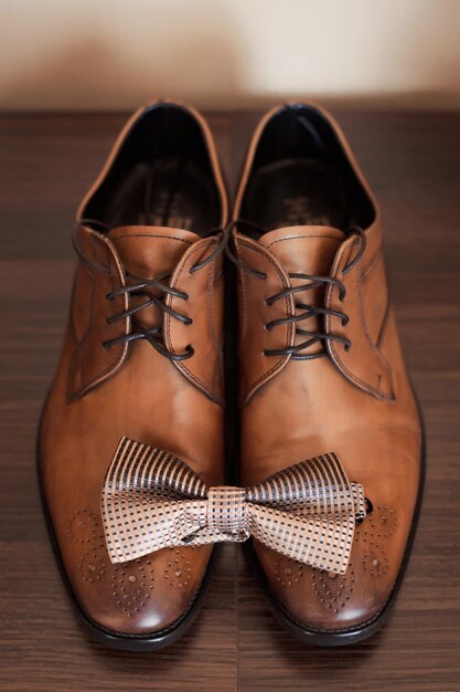 Sapatos masculinos de couro marrom com gravata borboleta para eventos noturnos