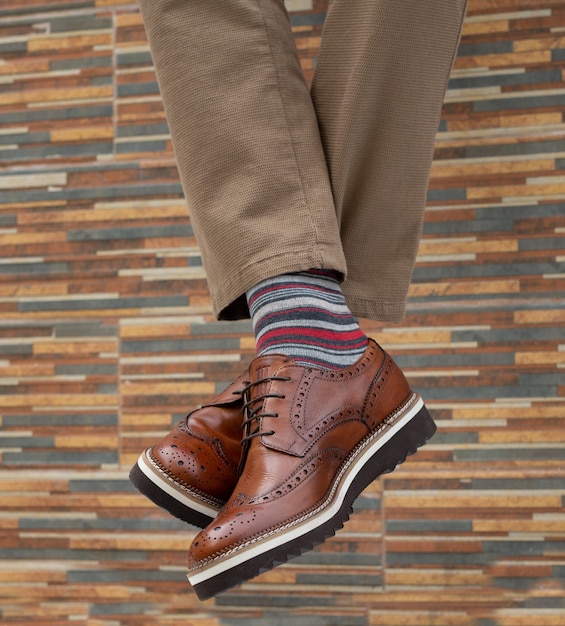 Foto sapatos masculinos elegantes com pés bonitos em meias