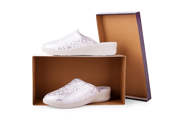 Sapatos novos na caixa com papel de embrulho