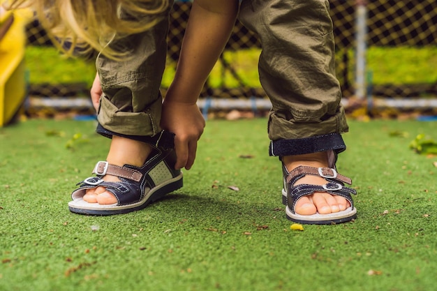 Sapatos ortopédicos infantis nos pés dos meninos