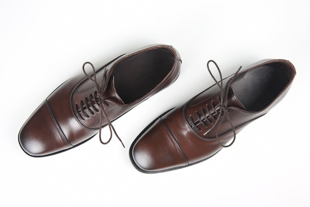 Sapatos Oxford masculinos clássicos em mesa branca
