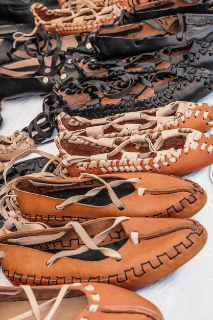 Foto sapatos tradicionais de couro de camponeses romenos