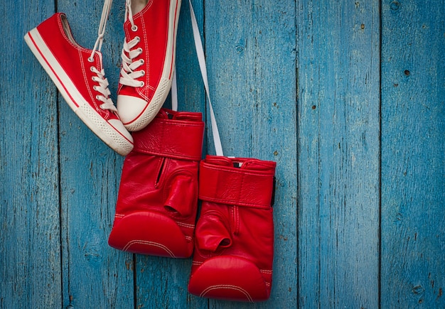 Sapatos vermelhos e luvas de boxe vermelhas