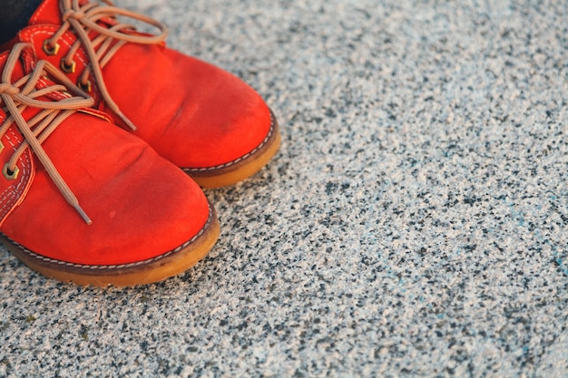 Sapatos vermelhos em concreto