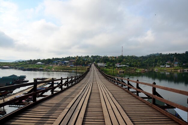 Saphan Mon Holzbrücke in der Morgenzeit bei Sangkhlaburi in Kanchanaburi Thailand