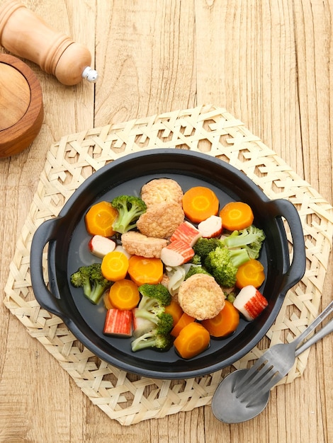 Sapo tahu comida chinesa feita com vegetais de tofu e frutos do mar Foco selecionado