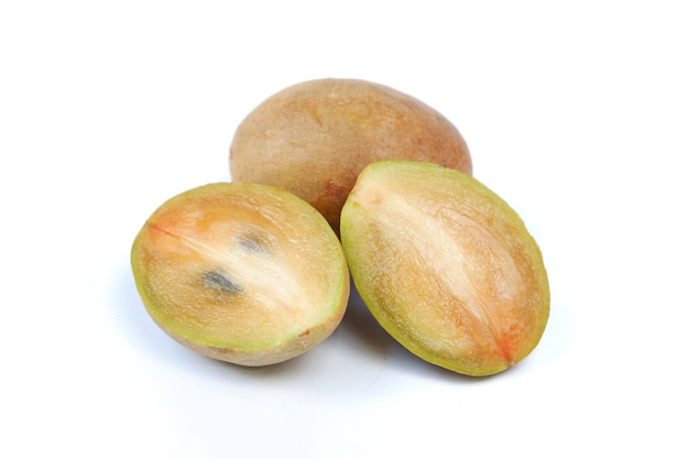 Sapodilla (Manilkara Zapota), isoliert auf weißem Hintergrund