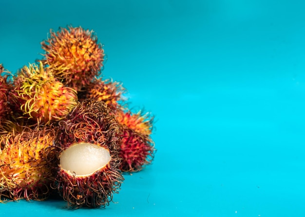 Sapote-Früchte auf orangefarbenem Hintergrund