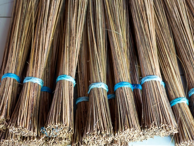 Sapu lidi vassouras feitas de ossos de folhas de coco tradicionalmente usadas para varrer o chão na Indonésia