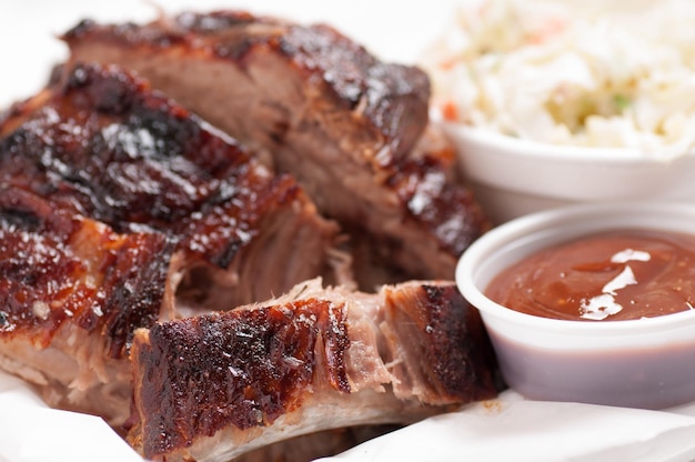 Saque las costillas a la barbacoa y la ensalada de repollo