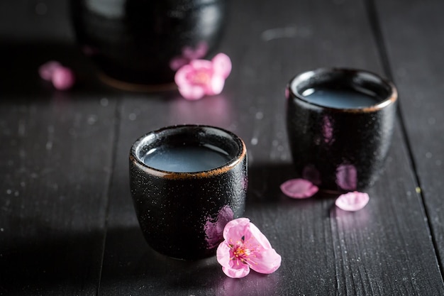 Saquê delicioso e bom com flores desabrochando