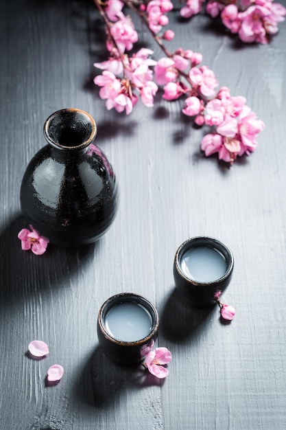 Saquê japonês não filtrado em pequenas cerâmicas pretas