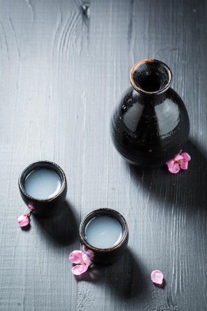 Saquê tradicional e delicado com flores de cerejeira