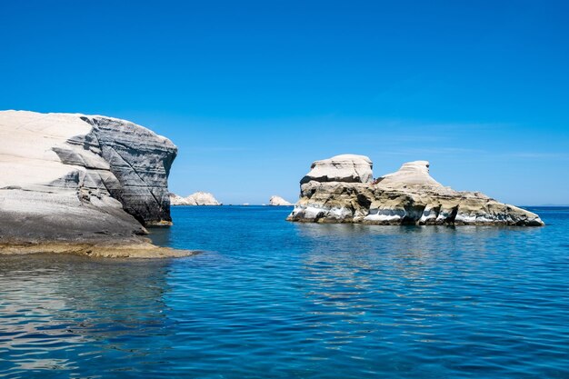 Sarakiniko-Strand auf der Insel Milos, Zykladen, Griechenland Weiße Felsformationen, Klippen und Höhlen über blauem Meer