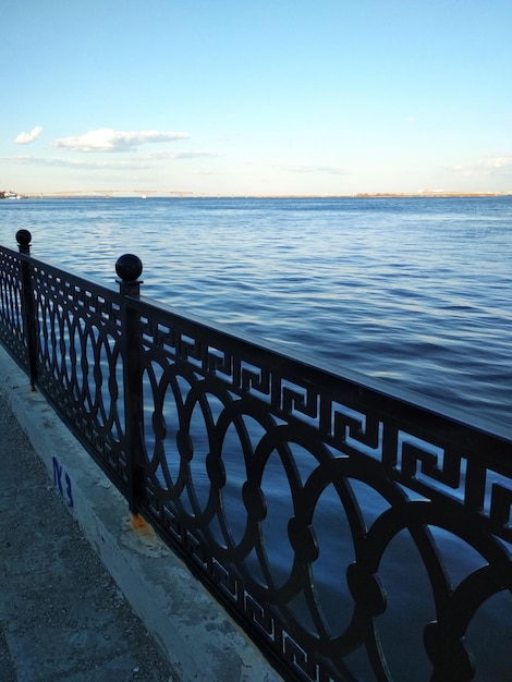 Saratov Volga River terraplenagem azul água céu verão natureza foto