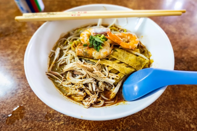 Foto sarawak laksa un plato de fideos picantes famoso y único de sarawak en malasia