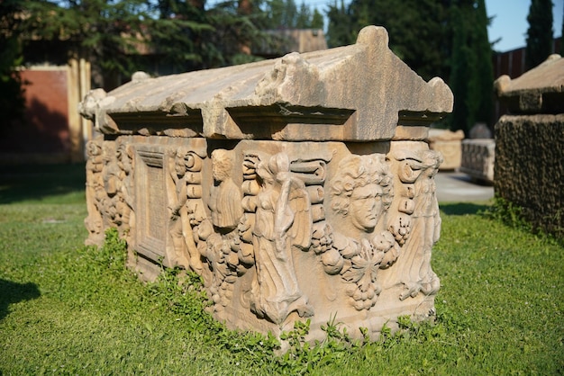 Sarcófago en la ciudad antigua de Afrodisias en Aydin Turkiye