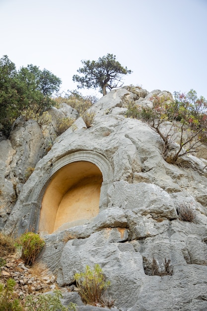 Sarcófago o tumbas de roca en ruinas de la antigua ciudad de Termessos sin turistas cerca de Antalya en Turquía