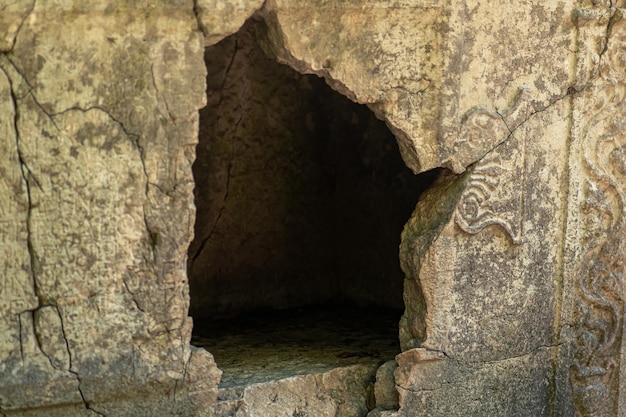 Sarcófago vazio com um buraco na parede nas ruínas da antiga cidade de Olimpo, na Turquia