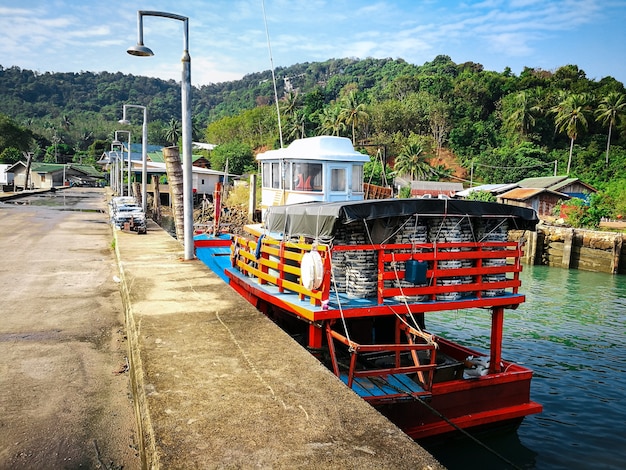 Sardellenschiff parkte an Pier Leams Yai, Koh Yao, Phangnga, Thailand