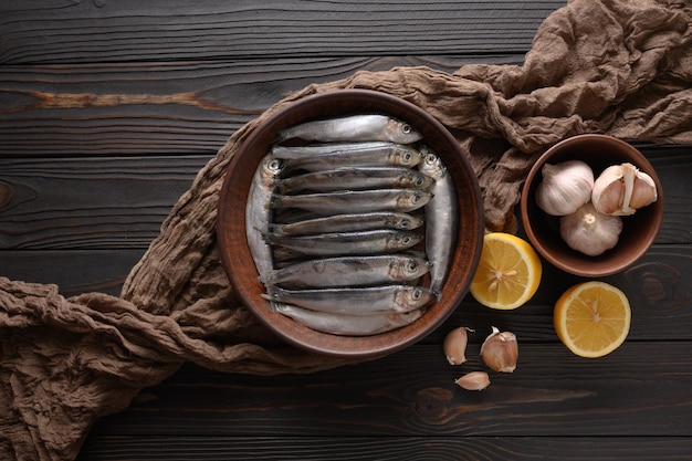 Sardinas frescas sobre fondo de madera rústica