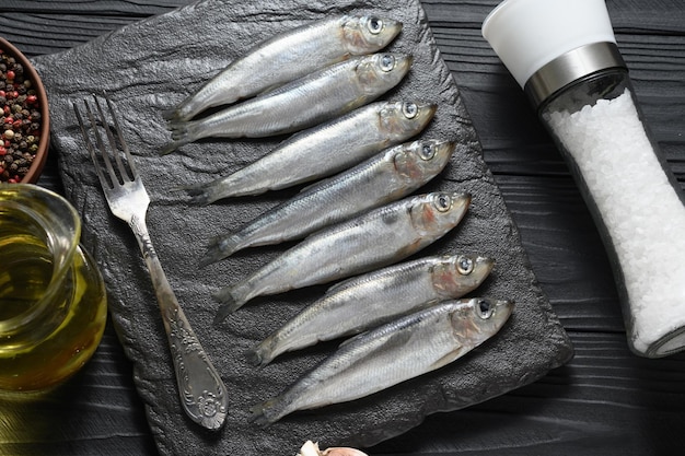 Sardinas frescas sobre fondo de madera rústica