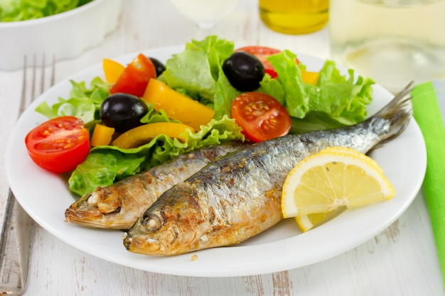 Sardinas fritas con ensalada fresca