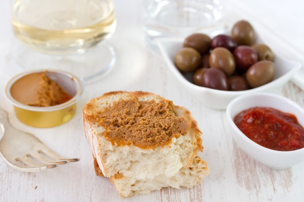 Sardinenpastete mit Brot, Soße und Oliven