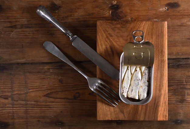 Sardinha enlatada na mesa de madeira