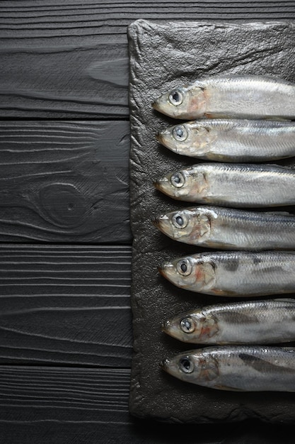 Sardinhas frescas em fundo de madeira rústica