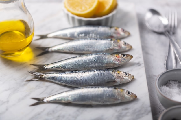 Sardinhas frescas pescadas na hora do mar Mediterrâneo no fundo de mármore de pedra