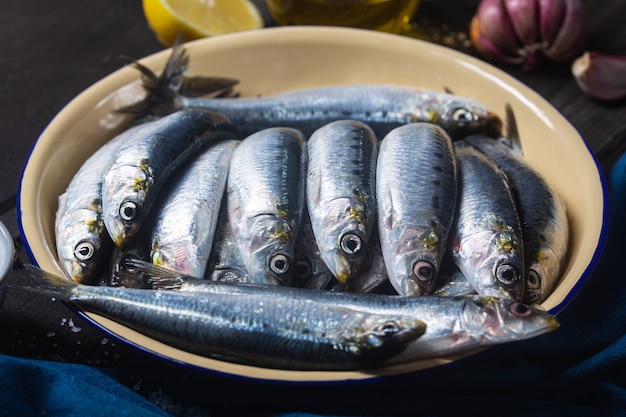 Sardinhas frescas recém pescadas do mar Mediterrâneo em uma tigela