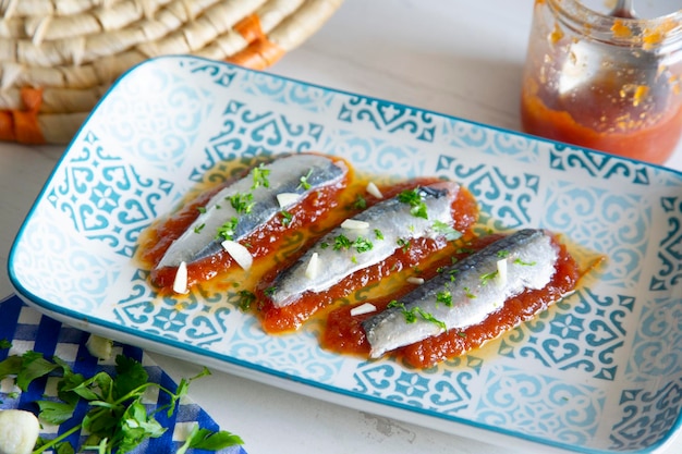 Sardinhas marinadas em compota de tomate. Tapa tradicional espanhola.