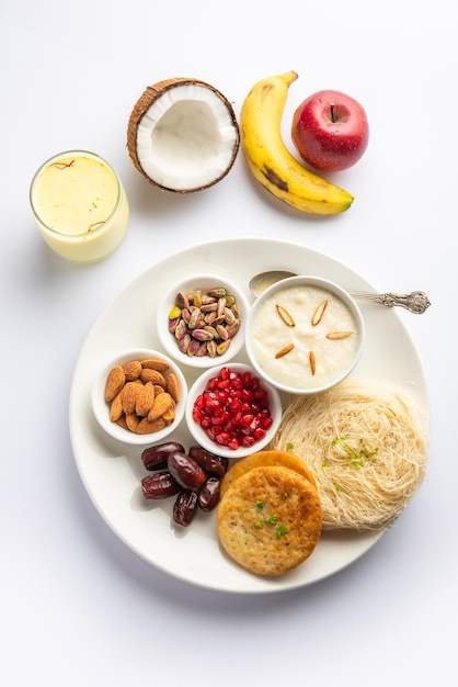 Sargi Karwa Chauth Frühstücksmenü vor Beginn des Fastens oder Upwas auf Karva Chauth indisches Essen