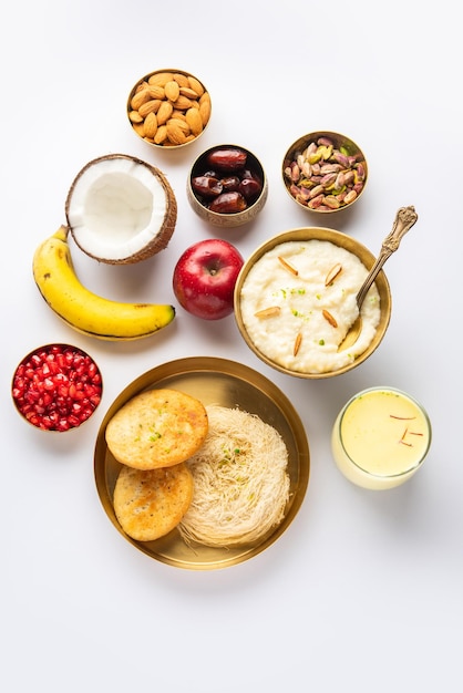 Sargi Karwa Chauth menu de pequeno-almoço antes de começar o jejum ou upwas em karva chauth comida indiana