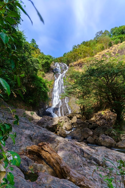 Sarika Waterfall, a cachoeira de nove níveis no Parque Nacional Khao Yai, Nakhon Nayok, Tailândia