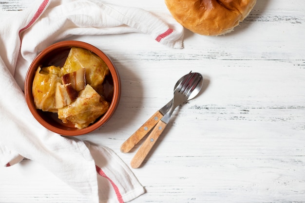 Sarma - traditionelles Gericht der Balkanküche. Kohlrouladen mit Fleisch und Reis. Balkanküche. Serbische Küche. Heller hölzerner Hintergrund. Draufsicht. Platz für Text