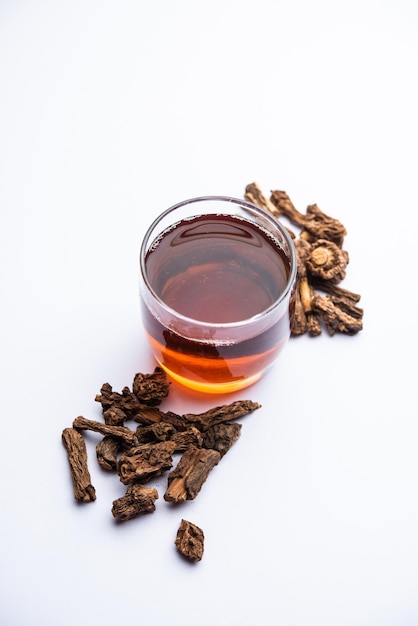 Sarsaparilla ayurvédica india seca cruda o anantmool con bebida o té de Kadha