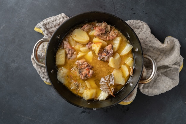 Sartén con albóndigas fritas de patatas cocidas con hierbas y especias