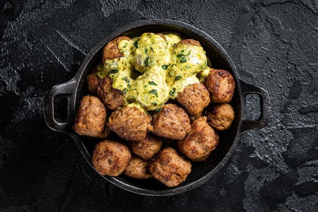 Sartén con albóndigas de ternera sueca con salsa de crema Fondo negro Vista superior